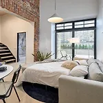 High Ceiling Loft With Its Own Backyard And A Terrace